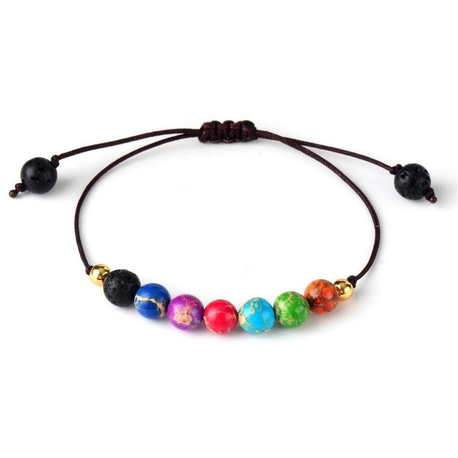 Détail des perles dorées et cordon en cuir du bracelet