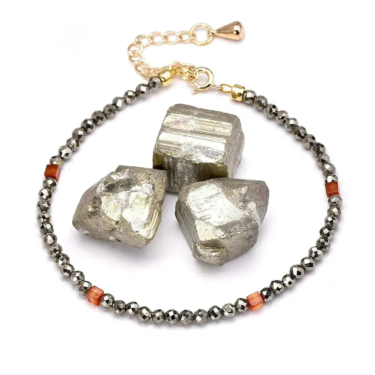 Bracelet en pyrite et cornaline rouge sur fond blanc