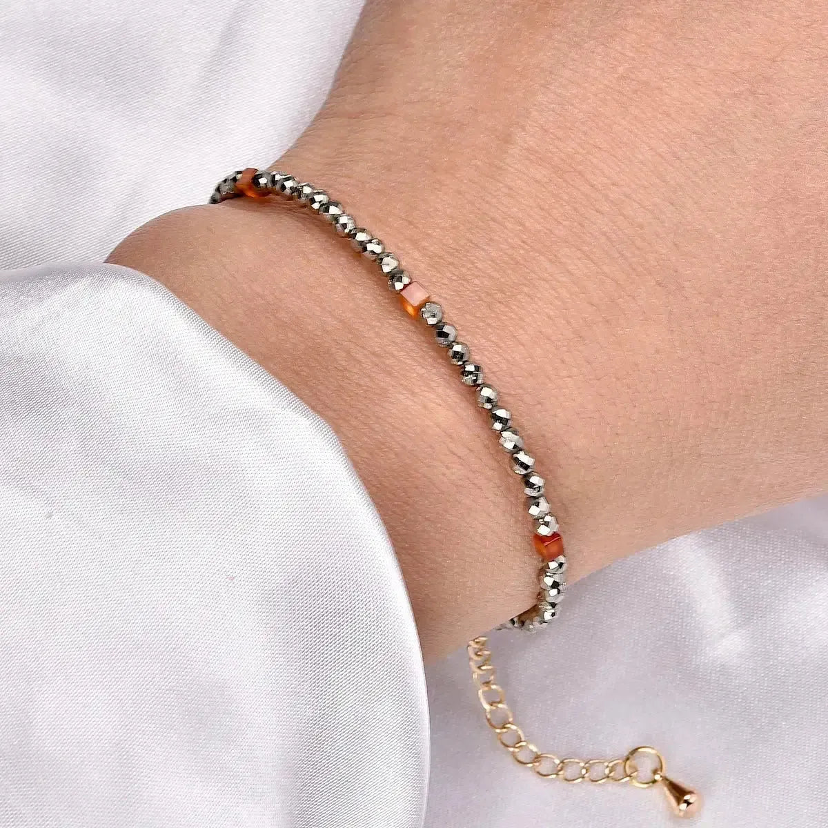 Gros plan sur les perles facettées du bracelet