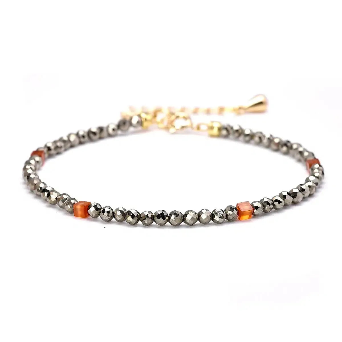 Bracelet enroulé montrant les perles et le fermoir