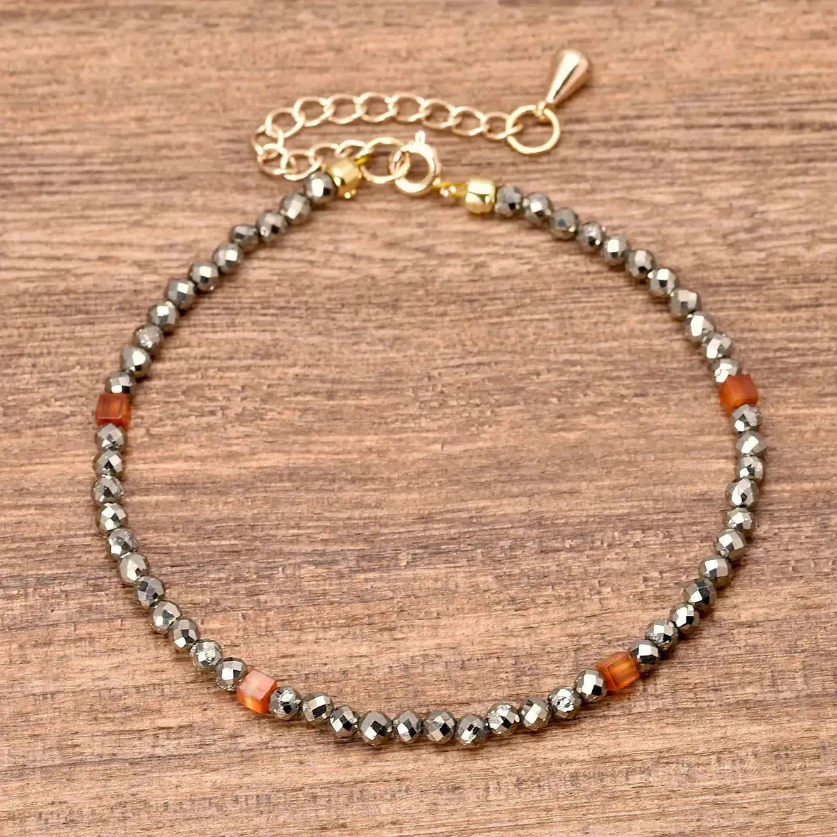 Vue latérale du bracelet avec fermoir et chaînette