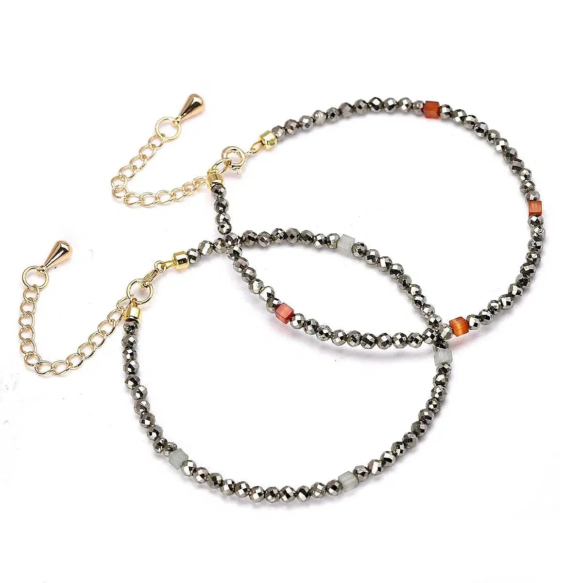 Détail des perles carrées en cornaline rouge
