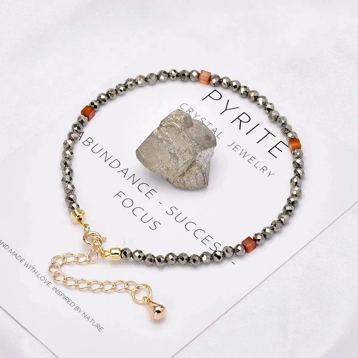 Bracelet énergétique posé sur une surface en bois