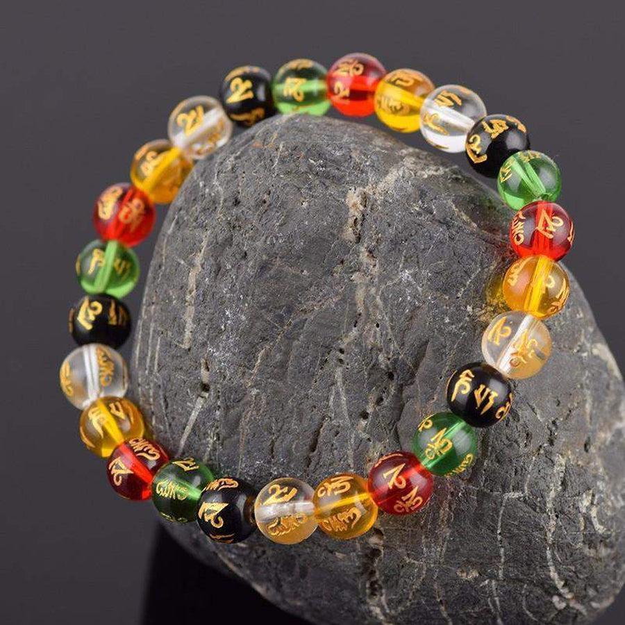 Vue d'ensemble du bracelet multicolore et ses inscriptions