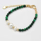 Vue latérale du bracelet montrant les perles nacrées