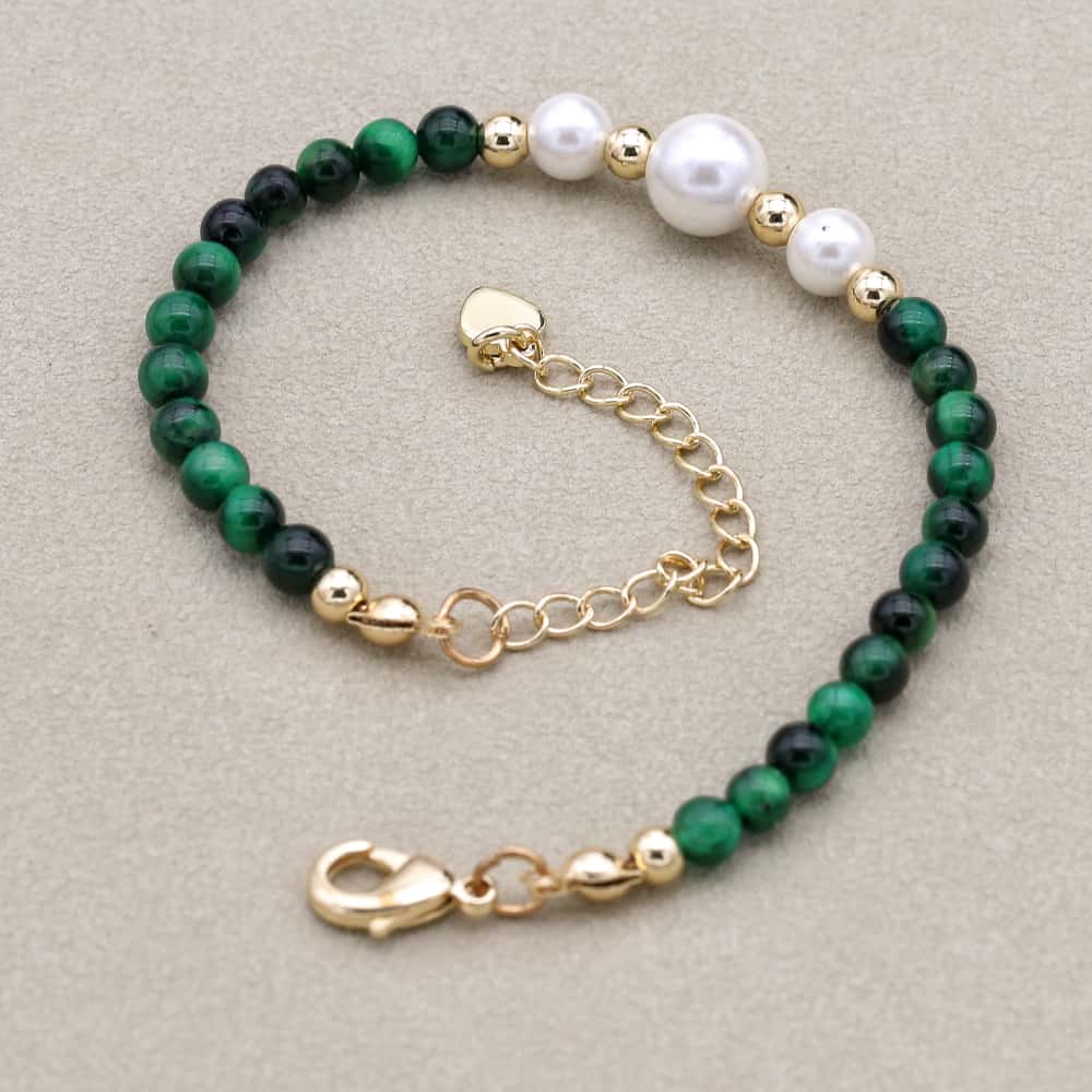 Détail des perles dorées illuminant le bracelet