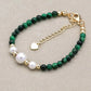 Bracelet ajustable en plaqué or sur fond blanc