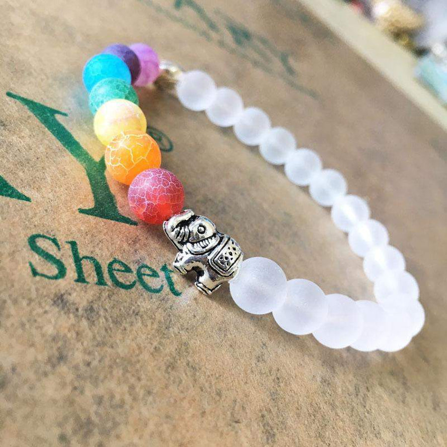 Gros plan sur les pierres énergétiques du bracelet chakra