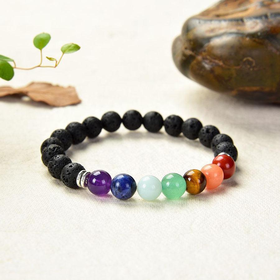 Vue rapprochée des pierres polies du bracelet des chakras