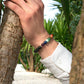 Bracelet des 7 chakras posé à côté de cristaux naturels