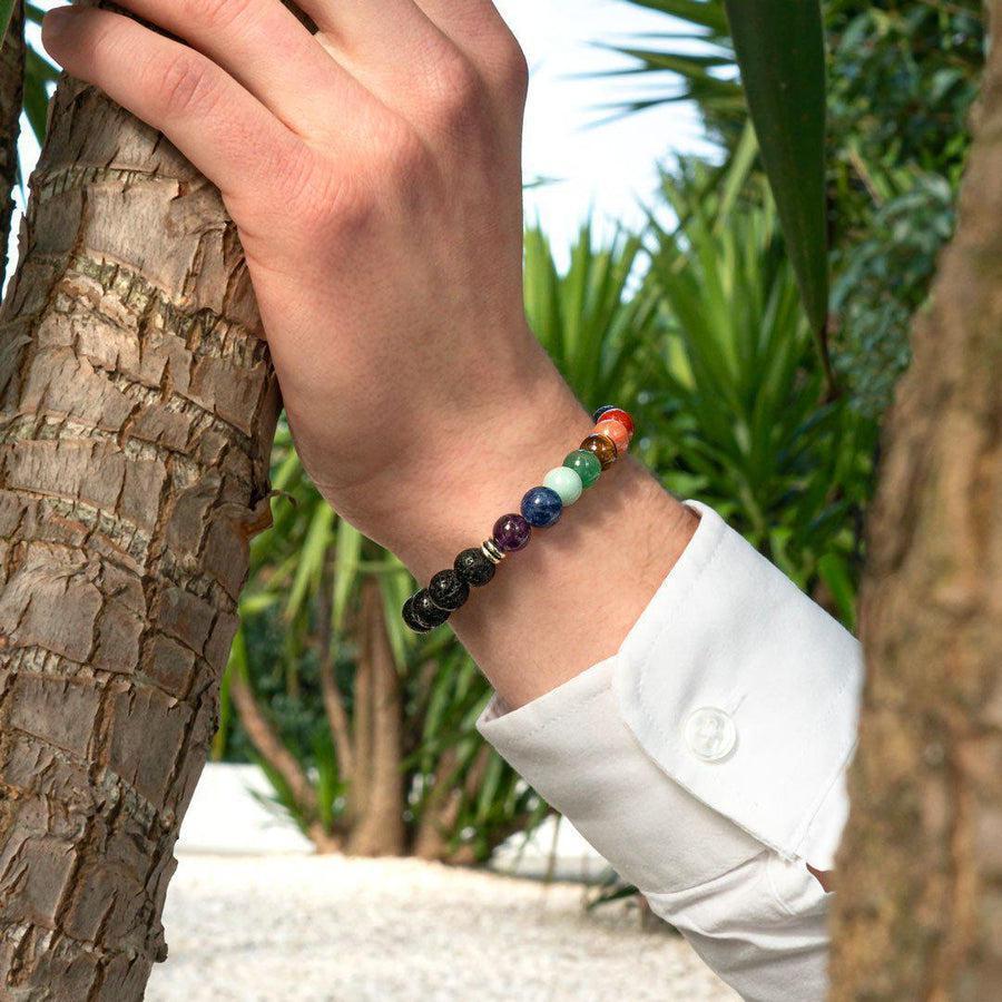Bracelet des 7 chakras posé à côté de cristaux naturels