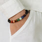 Bracelet coloré avec pierres des 7 chakras sur fond blanc