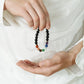 Gros plan sur les perles du bracelet des 7 chakras
