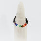 Bracelet des 7 chakras enroulé sur un poignet féminin