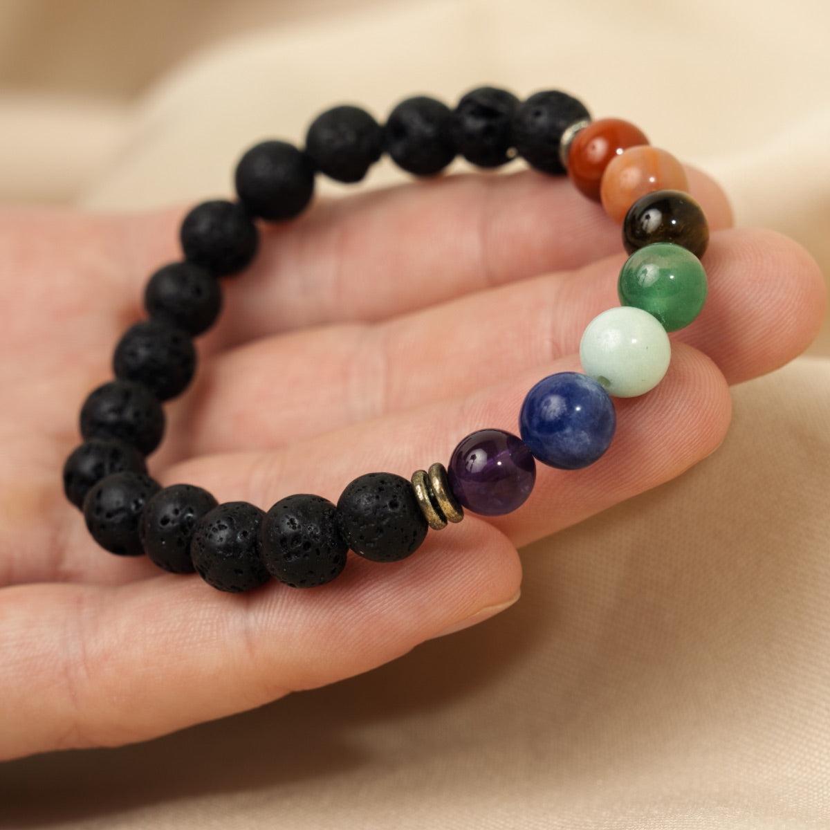 Détail des pierres colorées du bracelet sur fond neutre