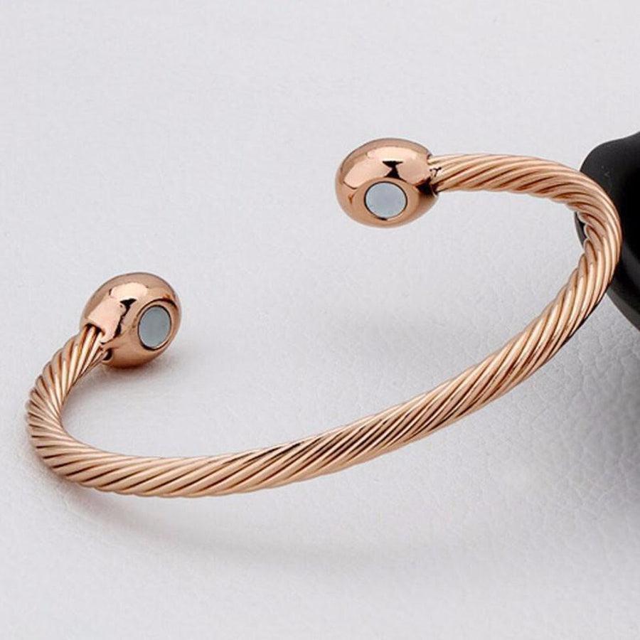 Gros plan sur le design torsadé du bracelet