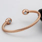 Bracelet magnétique en cuivre sur fond neutre
