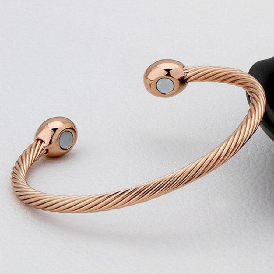 Bracelet magnétique en cuivre sur fond neutre
