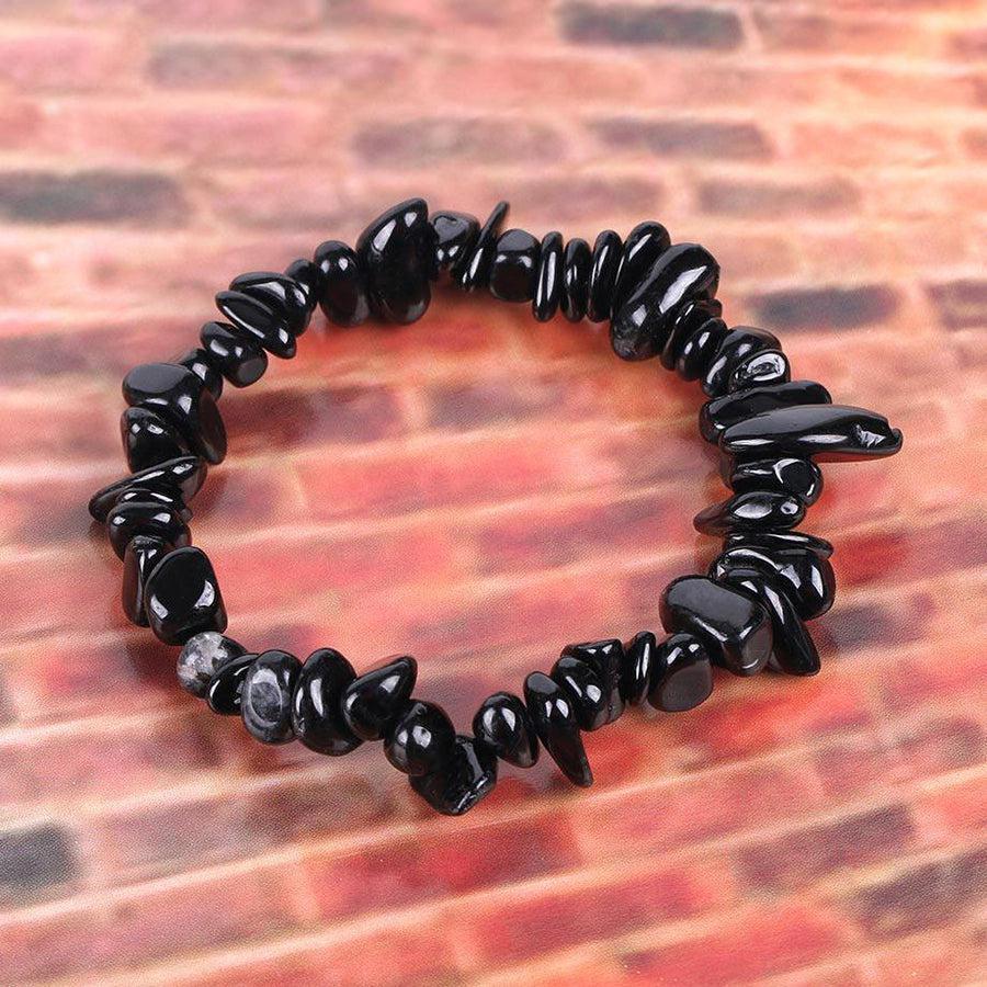Gros plan sur les pierres uniques du bracelet protecteur
