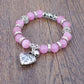 Bracelet en Opale Rose sur fond blanc, perles roses brillantes