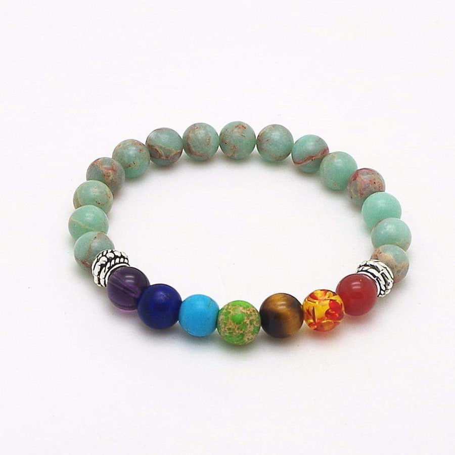 Vue rapprochée d'un bracelet en pierres naturelles multicolores