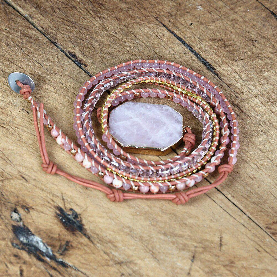 Détail du fermoir ajustable et bouton du bracelet bohème