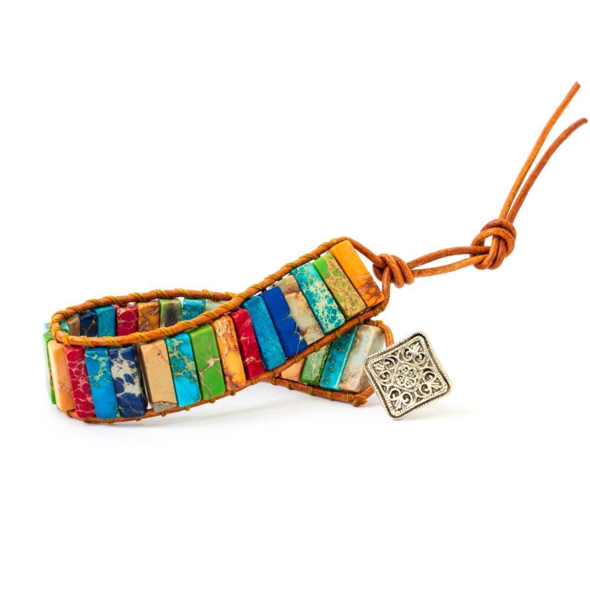 Bracelet en jaspe multicolore, vue de dessus sur fond neutre