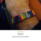 Gros plan sur les pierres de jaspe colorées du bracelet