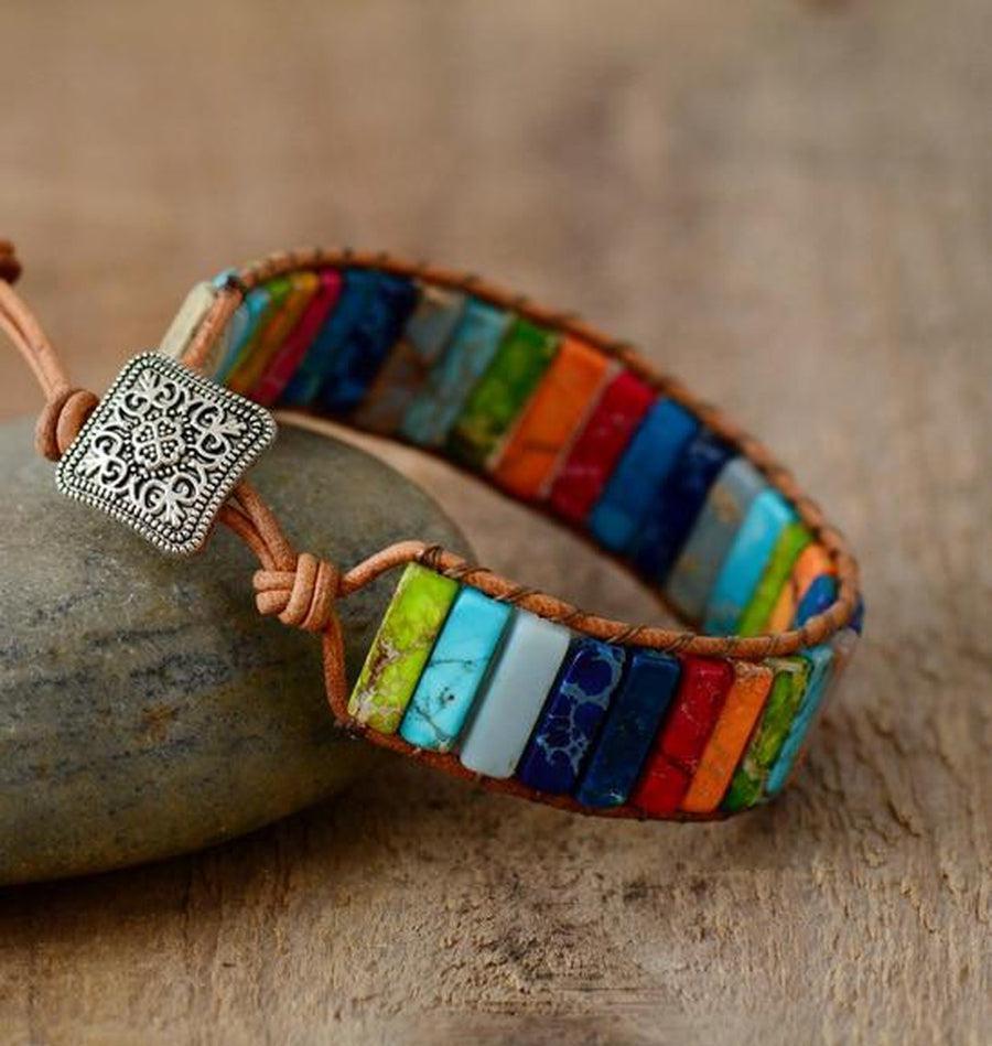 Vue latérale du bracelet en jaspe et cuir, posé à plat