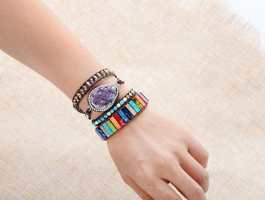 Vue rapprochée du fermoir en cuir du bracelet en jaspe