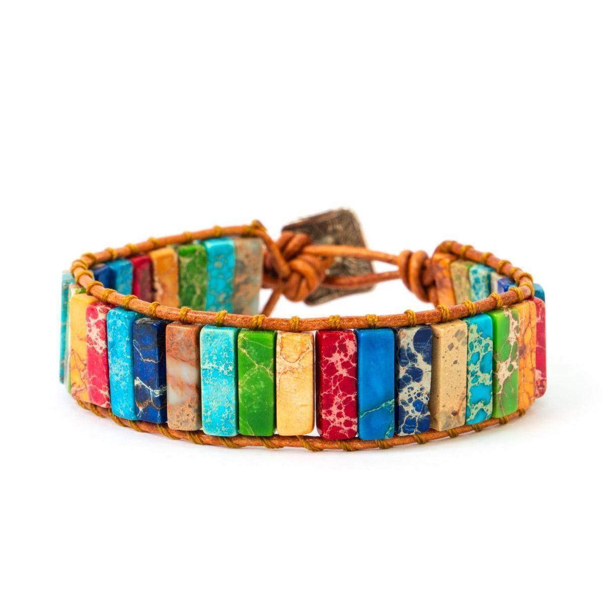 Bracelet en jaspe et cuir, enroulé sur un support en bois