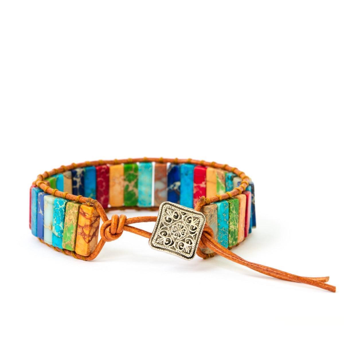 Détail des pierres de jaspe alignées sur le bracelet