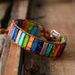 Bracelet en jaspe et cuir, posé sur une surface texturée