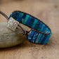 Bracelet en agate bleue sur cuir avec bouton gravé