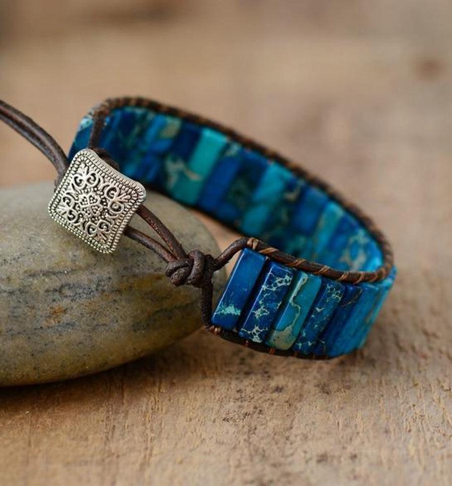 Bracelet en agate bleue sur cuir avec bouton gravé