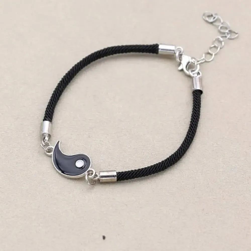 Vue rapprochée du médaillon Yin Yang en acier inoxydable