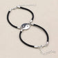 Bracelets Yin Yang portés au poignet, vue de côté