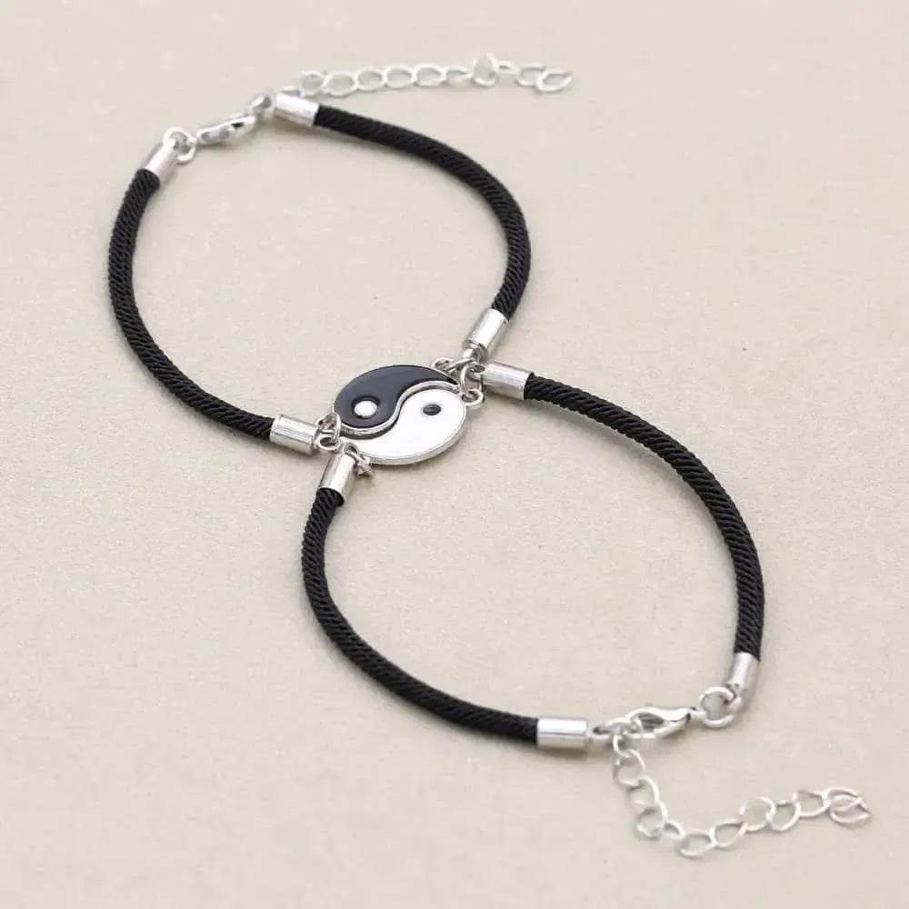 Bracelets Yin Yang portés au poignet, vue de côté