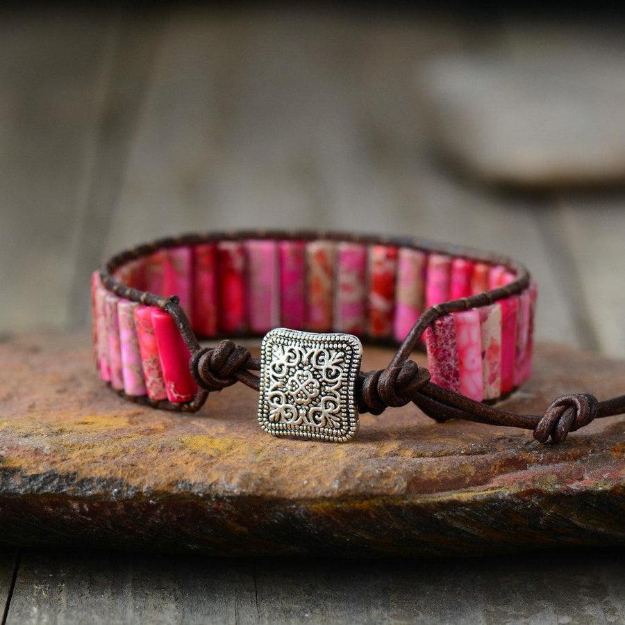 Vue rapprochée des pierres de Jaspe sur le bracelet