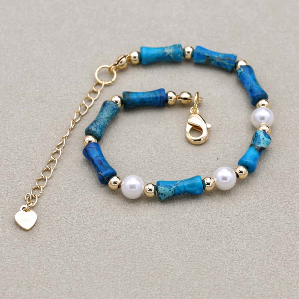 Détail des perles dorées et pierres bleues du bracelet