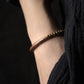Gros plan sur perles de cuivre martelées du bracelet