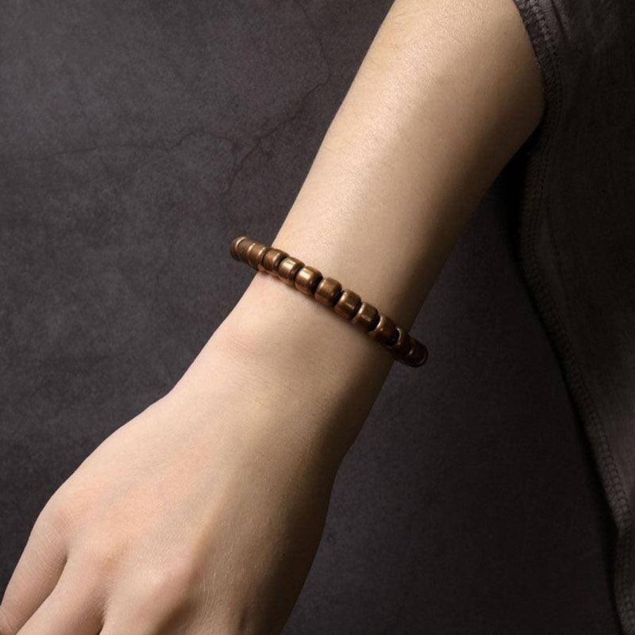 Vue latérale du bracelet extensible en cuivre poli