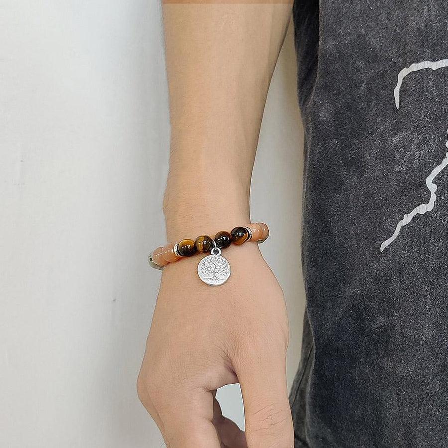 Gros plan sur les pierres du bracelet et le charme central