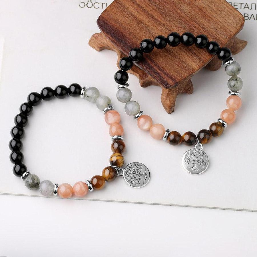 Détail du charme Arbre de Vie sur le bracelet