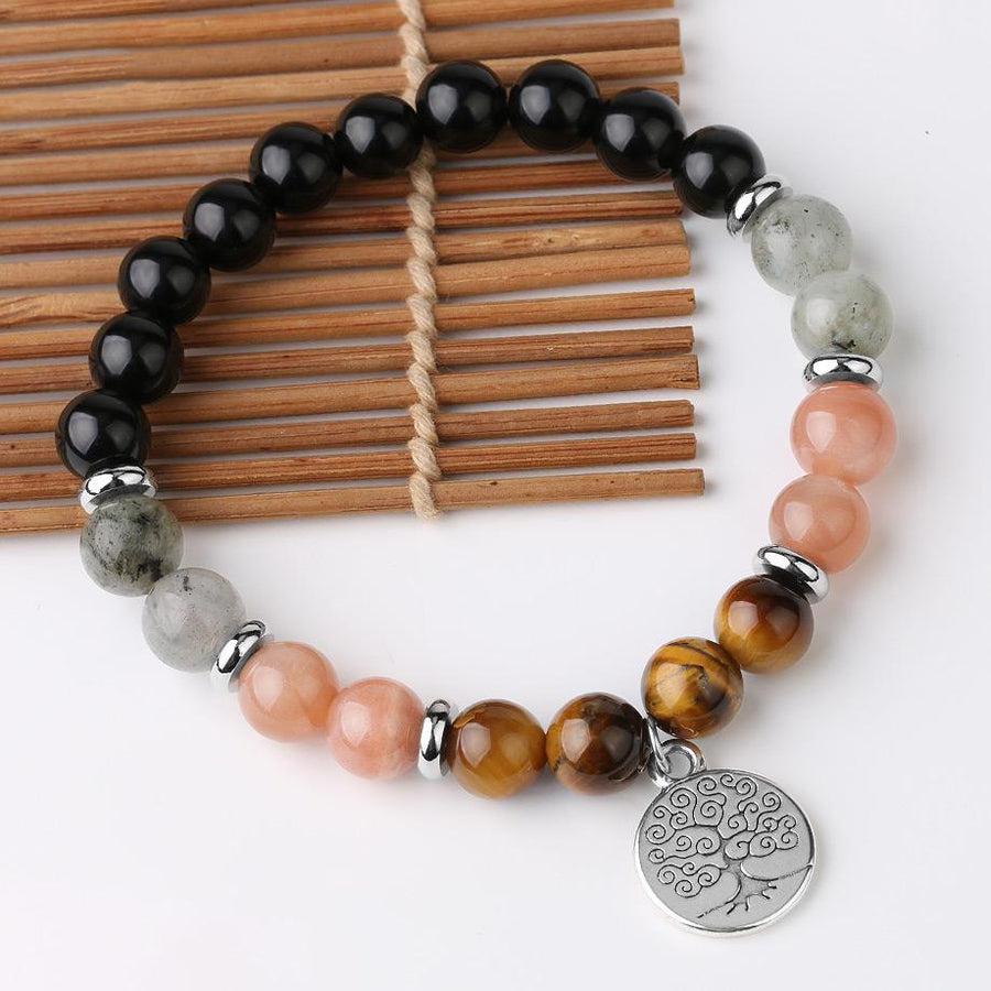 Ensemble du bracelet avec pierres et charme en gros plan