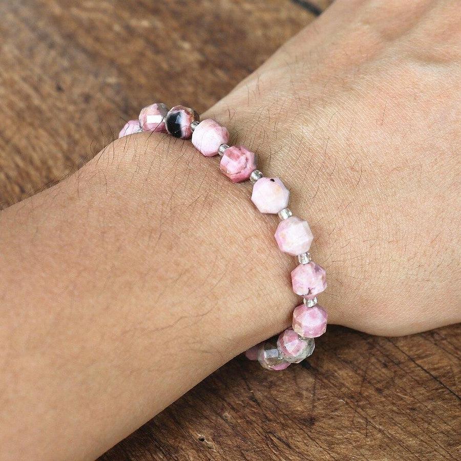 Détail des perles facettées de rhodonite et perles blanches