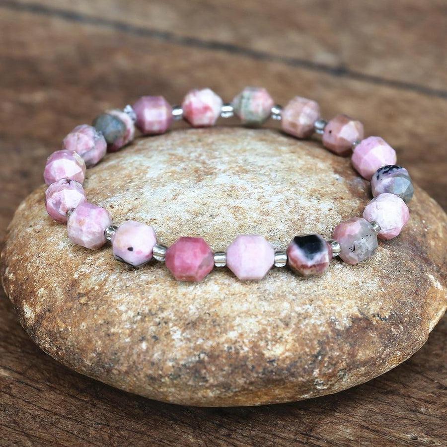 Vue rapprochée du bracelet en rhodonite sur support extensible