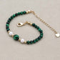 Bracelet émeraude et nacre avec perles dorées en contraste