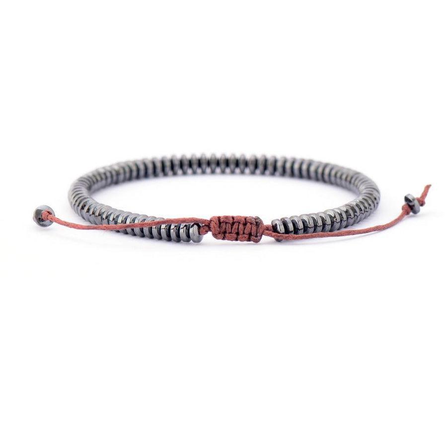 Bracelet en hématite avec perles disques sur fond blanc