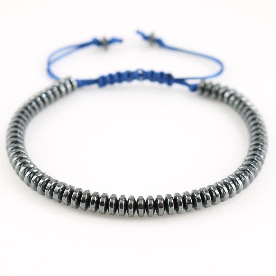 Détail des perles d'hématite, texture lisse et brillante